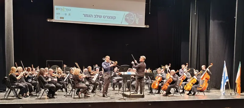 The Same Symphony Stopped at the Same Exact Moment — Six Months Apart, Different Stage, Different Conductor